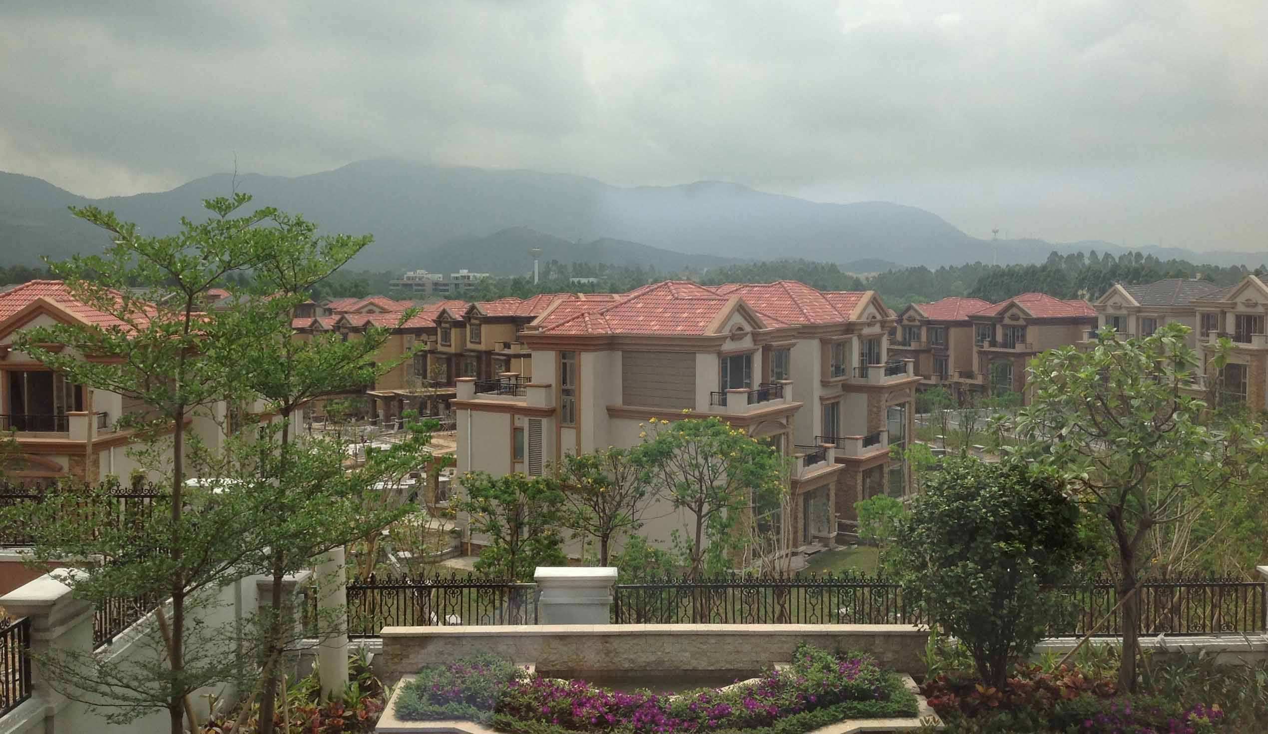 庭院雙開銅門安裝實(shí)景案例,與自然景致相融合