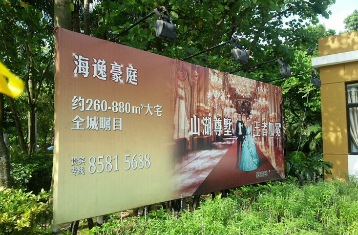 庭院雙開銅門安裝實(shí)景案例,與自然景致相融合