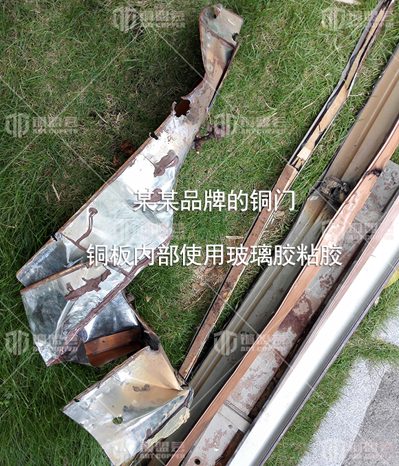 某某品牌的銅門 銅板內(nèi)部使用玻璃膠粘膠