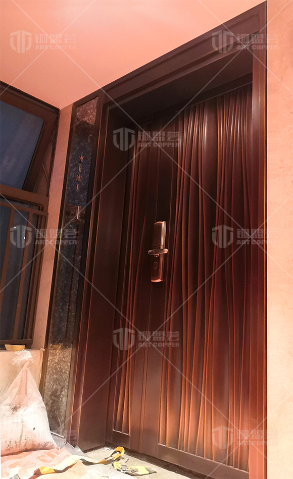 子母銅門安裝現(xiàn)場案例，水波紋款現(xiàn)代風(fēng)格 - 銅盟薈銅門
