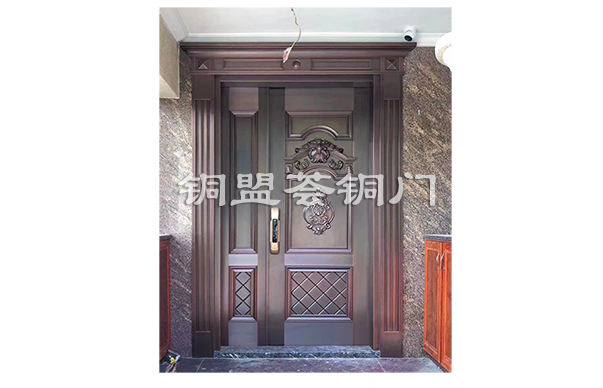 “大業(yè)鼎成”銅門(mén)，輝映春華四季園