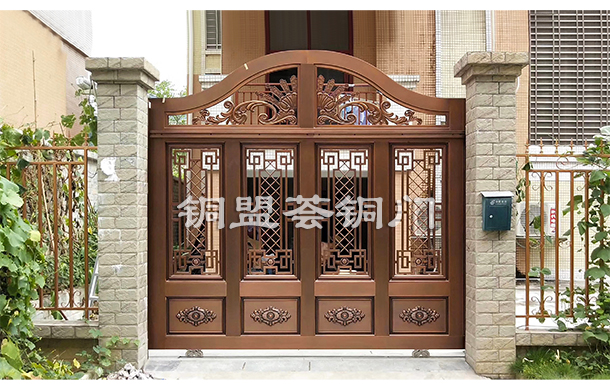 翠綠私家花園，庭院銅門(mén)與自然景致相融合
