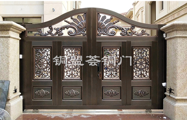 夢(mèng)覺(jué)大庭院，牽情系庭院銅大門(mén)